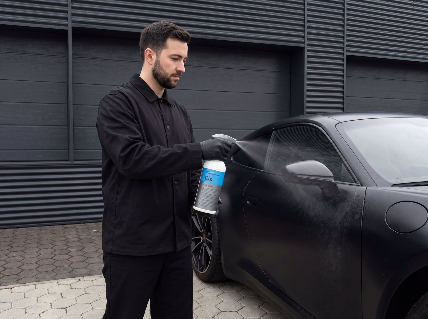 Koch-Chemie Clay Spray Cls Reinigungsknete Gleitspray — Daniel sprüht auf Autolack, Warehouse