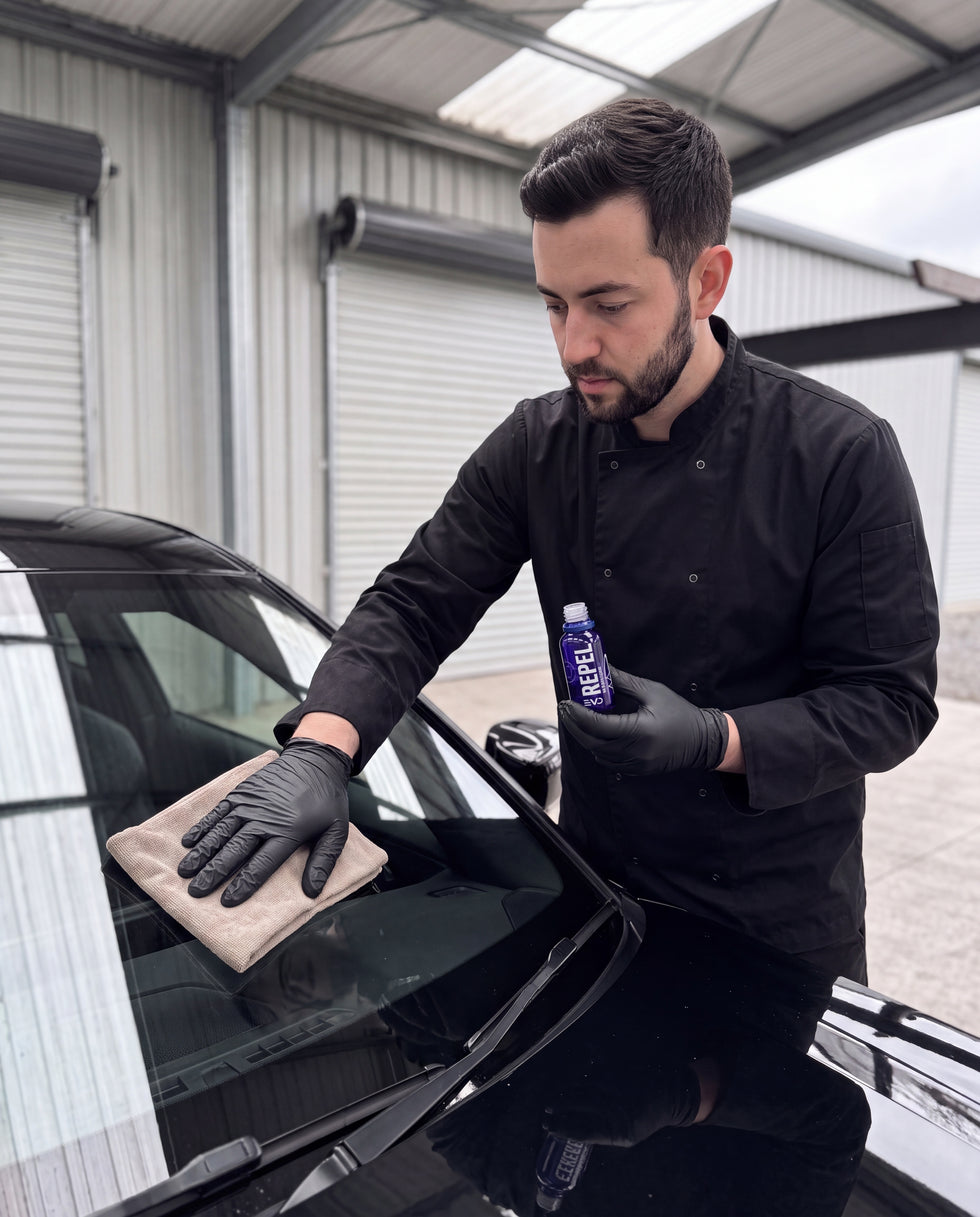 Detailing1 Hero: Scheibenversiegelung — Regenabweiser richtig auftragen (Mobile)