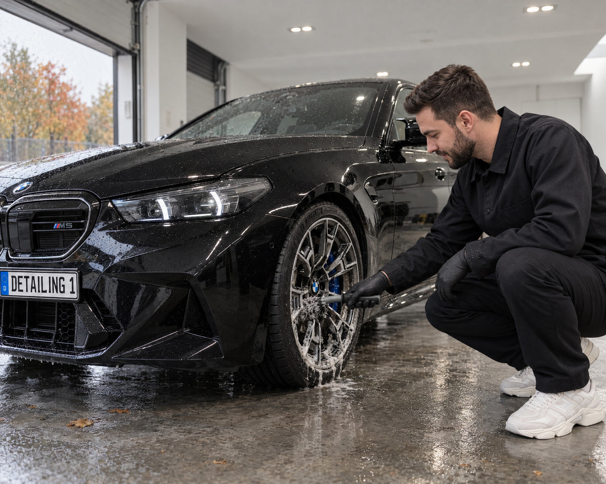 Detailing1 hero: velgborstels — velgbed reinigen met de microvezel-velgborstel (Desktop)