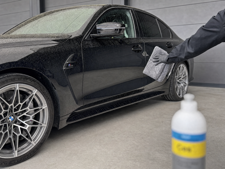 Wasserperlen auf frisch gewaschenem schwarzen Lack, Trocknen mit Koch-Chemie Pro Drying Towel ohne Druck