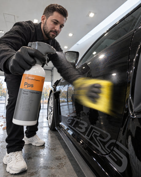 Detailing1 lakcontrole — Daniel spuit Koch-Chemie Panel Preparation Spray Pps op het portier en neemt af met microvezeldoek