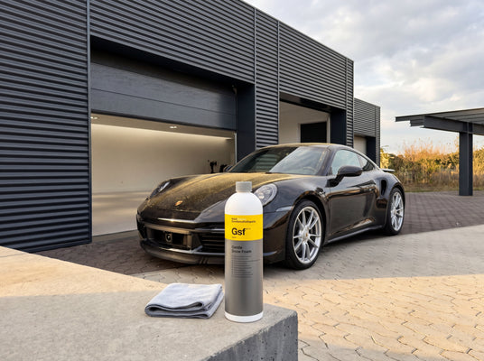 Koch-Chemie Gentle Snow Foam Gsf – Vorwäsche am schwarzen Porsche 911 Turbo S in der Detailing-Halle