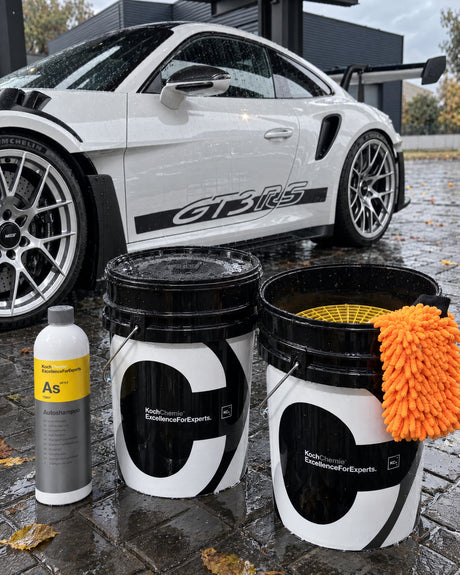 Koch-Chemie Autoshampoo As, zwei Detailing Buckets, Meguiars Grit Guard und Hybrid Wash Mitt vor Porsche 911 GT3 RS