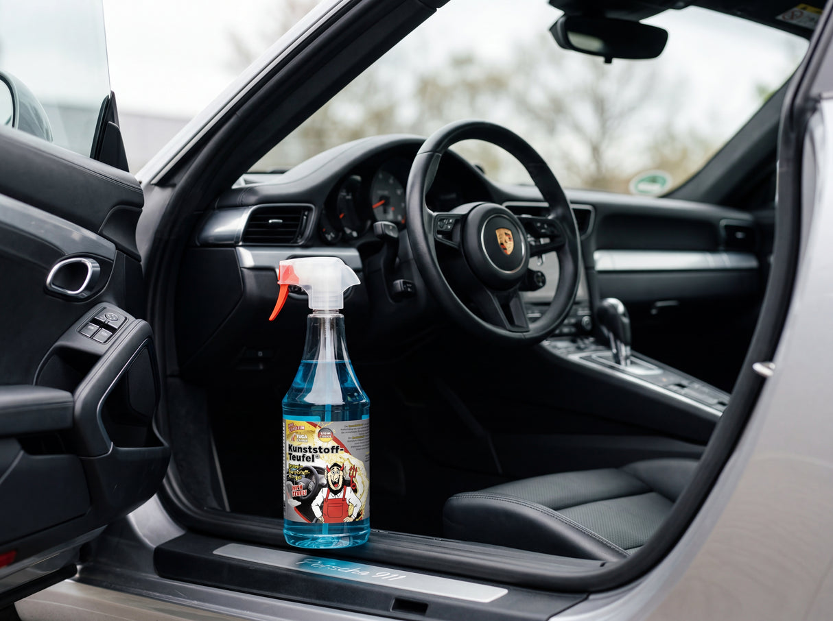 TUGA Chemie Kunststoff-Teufel 1L Sprühflasche mit blauem Innen-Kunststoffreiniger auf der Türschwelle eines Porsche 911