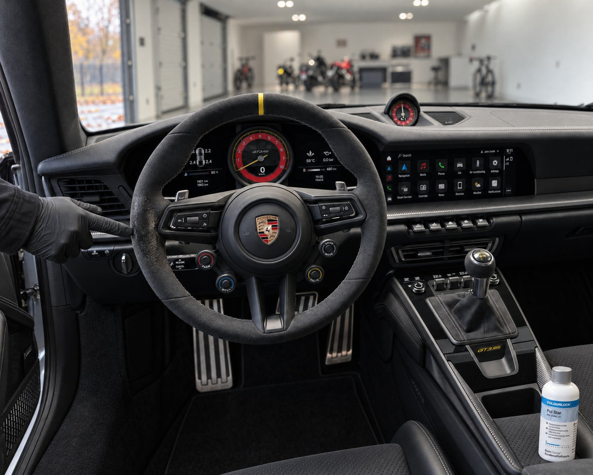 Detailing1 Alcantara-stuur reinigen — vettige glans op negen uur op het stuur van een Porsche 911 GT3 RS, COLOURLOCK Pol Star