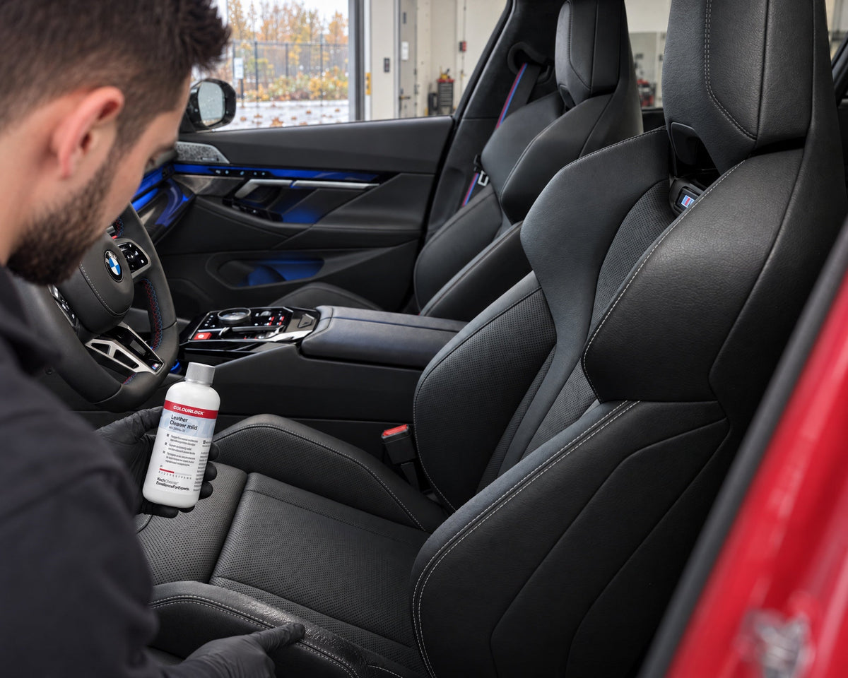 Detailing1 BMW-leerverzorging — vettige glans op de zijwang van een BMW M5, Daniel met COLOURLOCK Leather Cleaner (Mild)