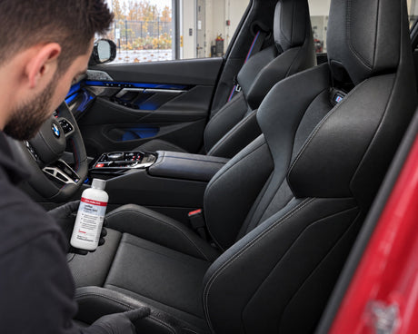 Detailing1 BMW-leerverzorging — vettige glans op de zijwang van een BMW M5, Daniel met COLOURLOCK Leather Cleaner (Mild)