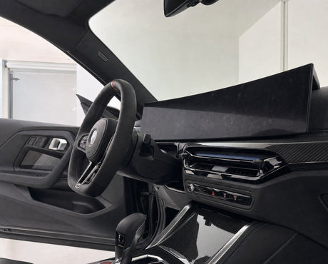 Detailing1 Cockpit-Display im BMW M2 mit Fingerprint-Schleier im Streiflicht vor der Reinigung