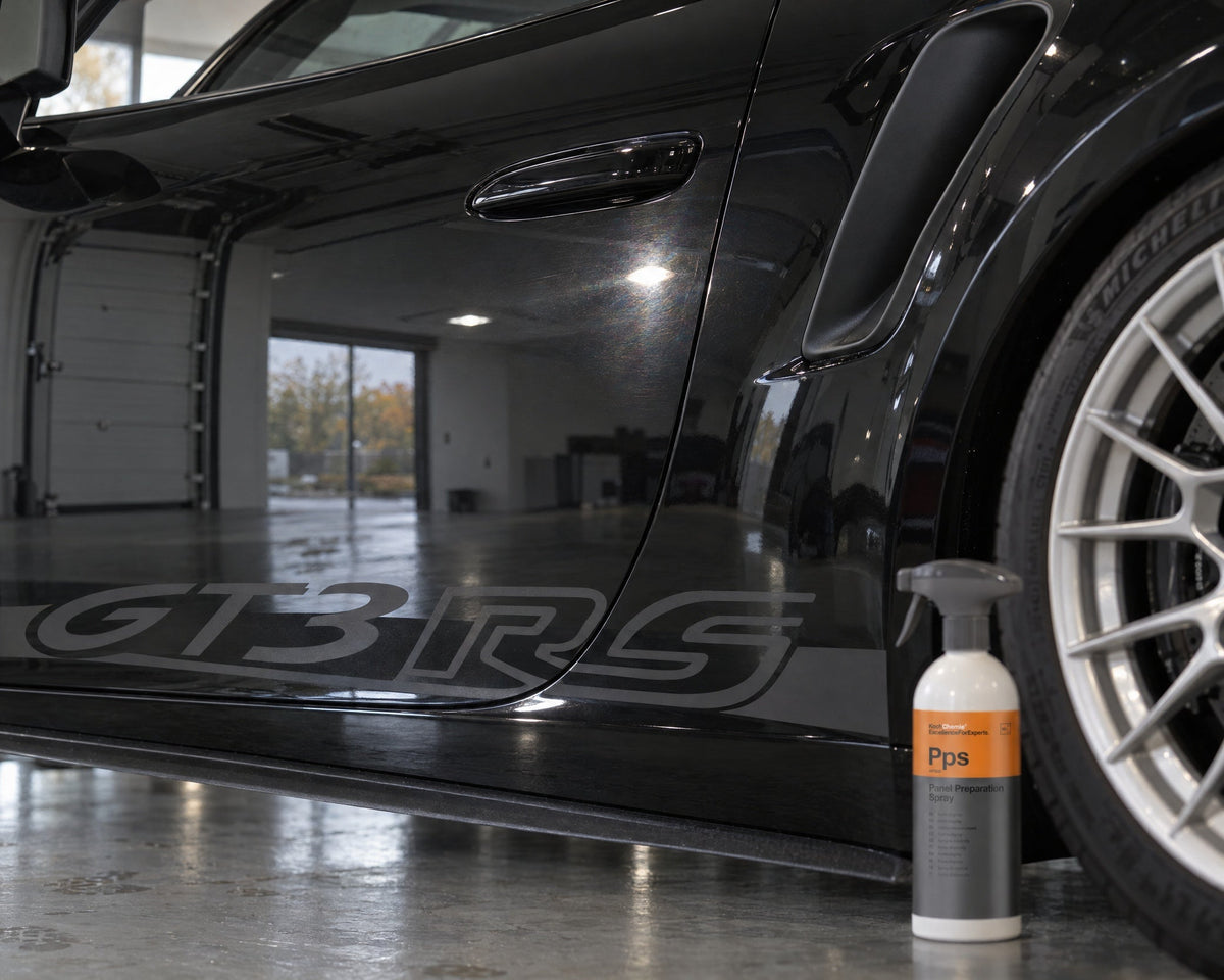 Detailing1 lak uitlichten — fijne hologramsluier rond de spotreflectie op een Porsche 911 GT3 RS, Koch-Chemie Pps