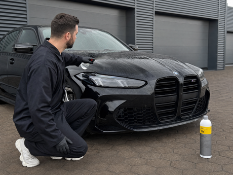 Daniel von Detailing1 prüft den Wassertropfen-Test auf einer Motorhaube vor dem Einsatz von Koch-Chemie Reactivation Shampoo Rs