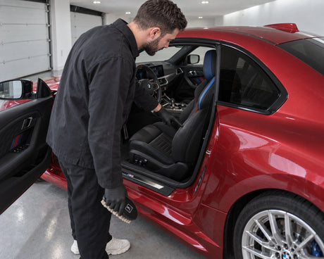 Matte Stelle an der Sitzwange eines BMW M2 — gezeigt im Artikel „5 Fehler, die mit der Lederbürste Autoleder aufrauen“