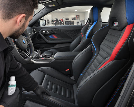 Reibglanz an der Sitzwange eines BMW M2 — gezeigt im Artikel „Was eine Lederversiegelung im Auto schützt und was nicht“