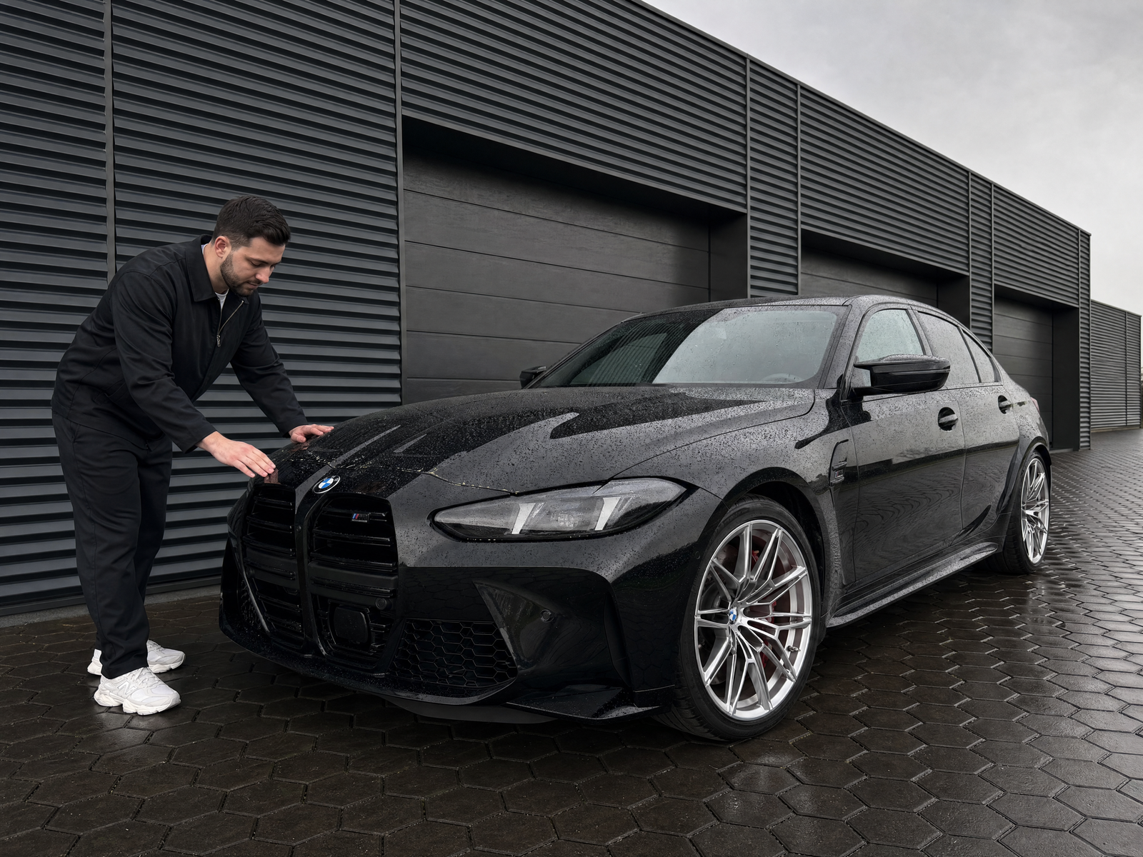 2024 BMW M3 Competition G80 Limousine mit Wassertropfen vom Mai-Regen auf dem schwarzen Lack — gezeigt im Artikel „Wasserflecken vom Autolack entfernen — die 72 Stunden nach dem Mai-Regen"