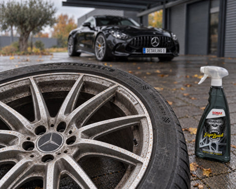 Gedemonteerd wiel van een Mercedes-AMG GT 63 met remstof en vliegroestpuntjes, ernaast SONAX FelgenBeast