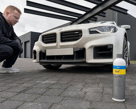 Detailing1 Koch-Chemie Gentle Snow Foam Gsf — Staub- und Insektenfilm auf der Front eines weißen BMW M2