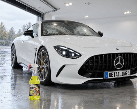 TUGA Chemie Insekten-Teufel voor een Mercedes-AMG GT met insectenresten op de voorruit — getoond in het artikel „5 redenen waarom je voorruit na de zomer vol strepen zit”