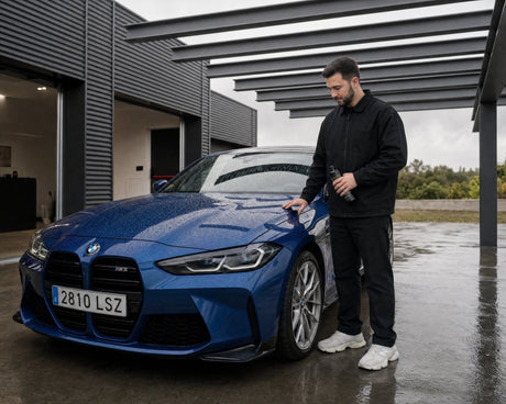 Wassergefleckter Lack eines mid-blue BMW M3 nach Sommerregen im Detailing1-Lager — gezeigt im Artikel „Wäscht Regen das Auto sauber? Was Sommerregen auf dem Lack hinterlässt"