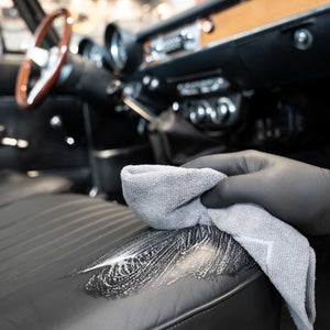 Detailing1 COLOURLOCK Classic Car Leather Care Set — losgekomen vuil met een doek van de oldtimerstoel halen