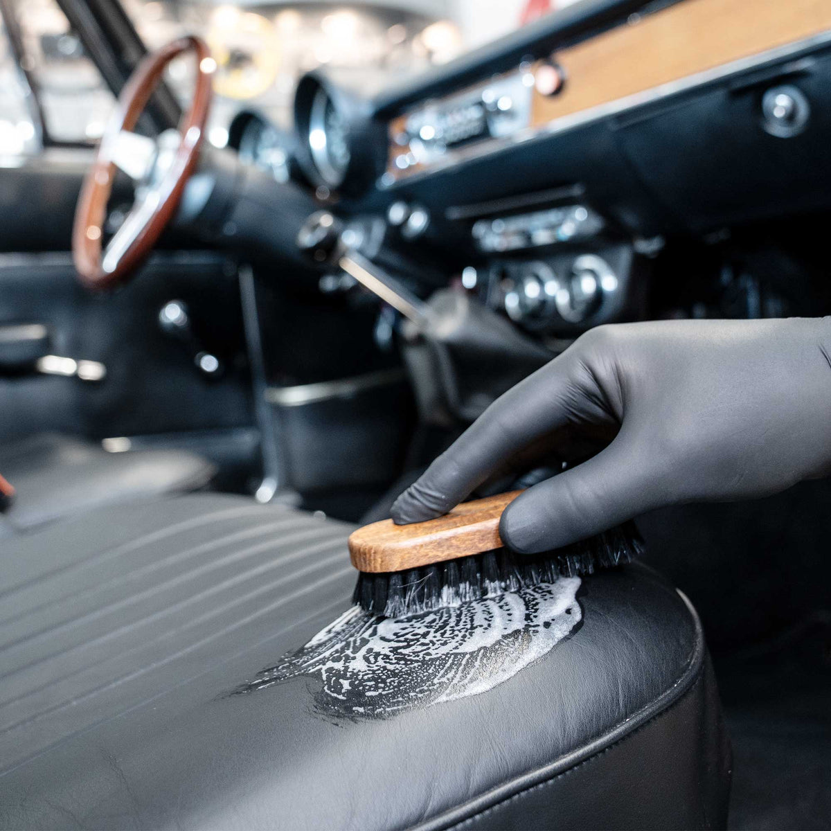 Detailing1 COLOURLOCK Classic Car Leather Care Set — leren stoel van een oldtimer schoonborstelen