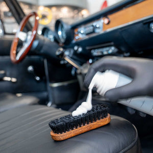 Detailing1 COLOURLOCK Classic Car Leather Care Set — reinigingsschuim op de leerborstel in een oldtimer