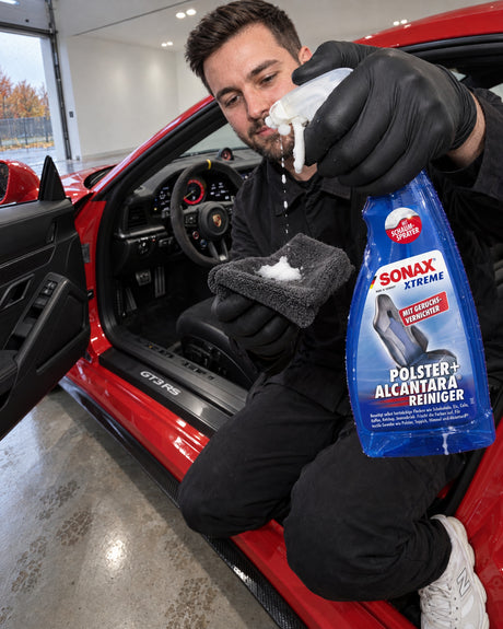 Detailing1 Hero: textielreiniger — Alcantara-stuur reinigen met SONAX XTREME Polster+AlcantaraReiniger (Mobile)