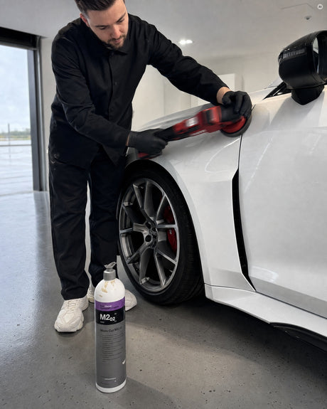 Detailing1 Koch-Chemie Micro Cut M2.02 mit FLEX Exzenter auf dem weißen Audi-Kotflügel gearbeitet