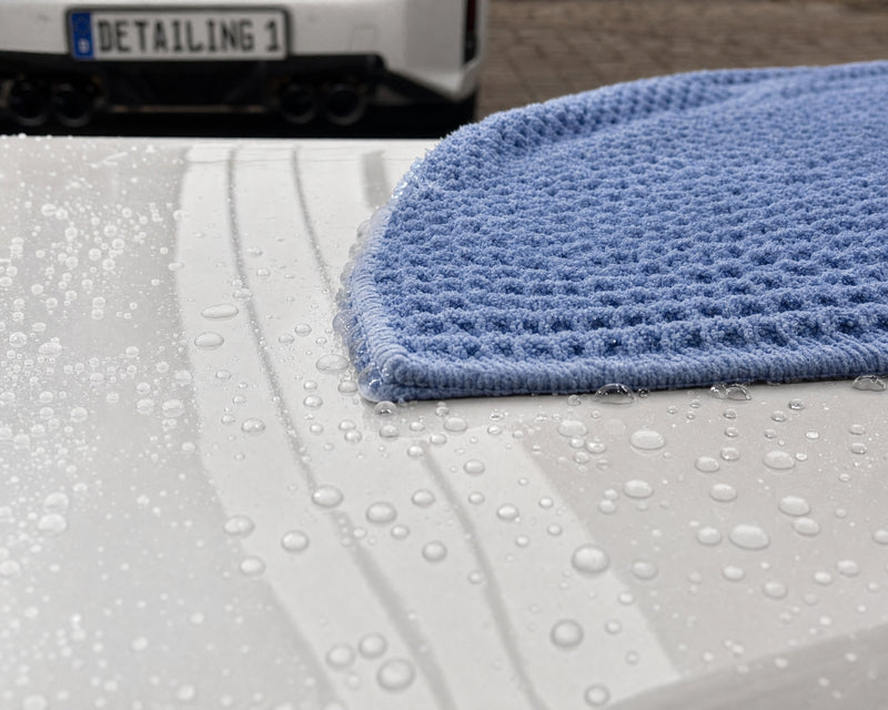 Detailing1 Koch-Chemie Autoshampoo As — Wasser perlt vom frisch gewaschenen Lack, Trockentuch zieht das Wasser ab