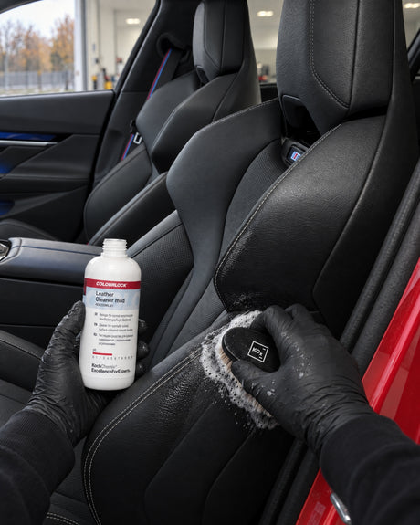 Detailing1 leer reinigen — schuim op de Koch-Chemie Leather Brush bij de zijwang, COLOURLOCK Leather Cleaner (Mild)