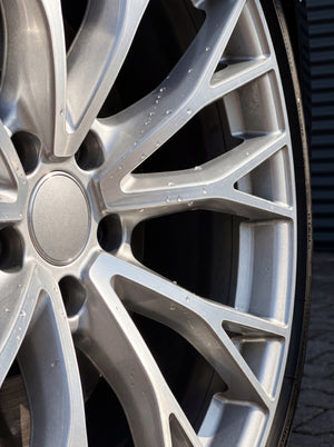 Koch-Chemie Fe Ergebnis: saubere Felge mit Wasserperlen