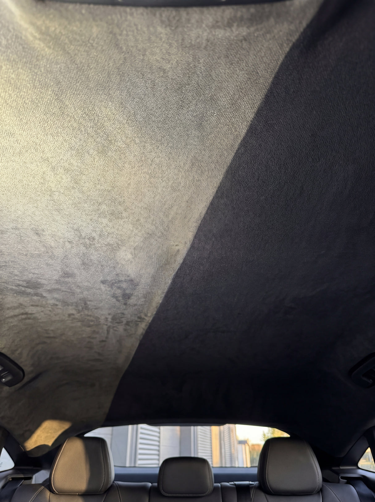 Dachhimmel vor und nach Reinigung mit Koch-Chemie Mzr – Nikotinvergrauung links, sattschwarzer Alcantara rechts