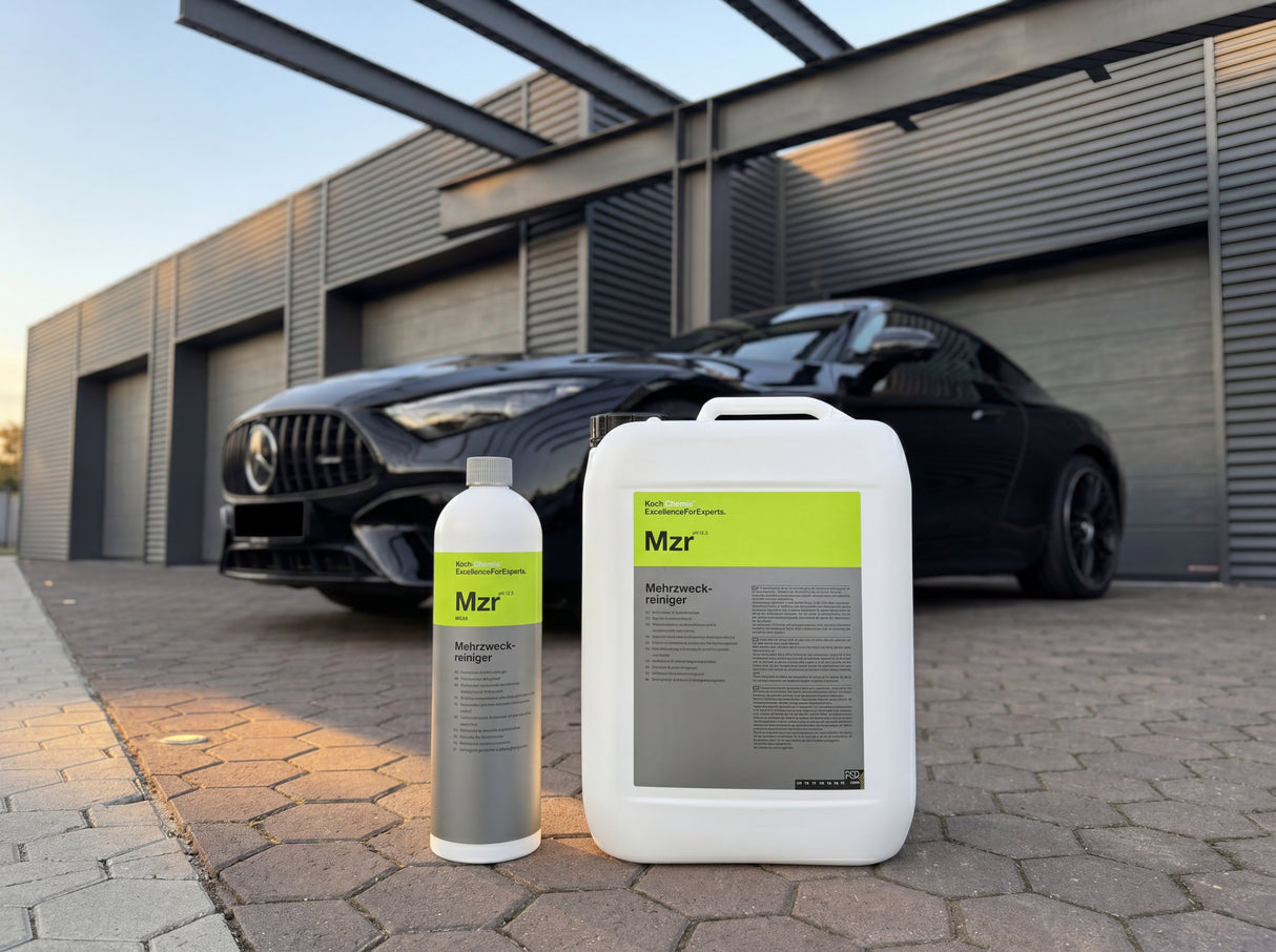 Koch-Chemie Mzr 1 Liter Flasche und 11 kg Kanister auf Pflasterstein vor Warehouse mit Mercedes-AMG GT