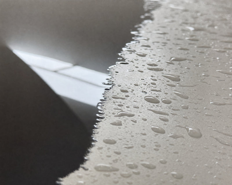 Detailing1 Makro der Lackkante: getrocknete Fläche neben stehenden Wassertropfen auf dem Porsche 911 GT3 RS