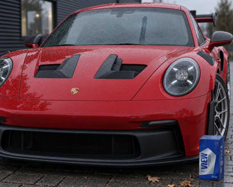 GYEON Q² View EVO voor de bedauwde voorruit van een rode Porsche 911 GT3 RS – regenafstoter in de winter