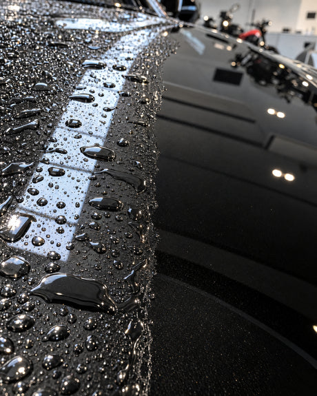 Detailing1 Motorhaube halb getrocknet — links Wassertropfen, rechts trockener Lack ohne Wasserflecken