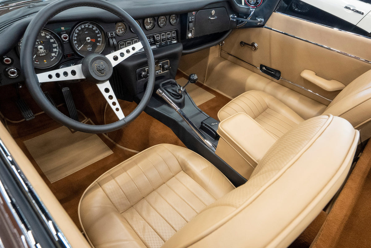 Detailing1 COLOURLOCK leerkleur & -verzorging voor Jaguar — beige leren interieur van een Jaguar E-Type