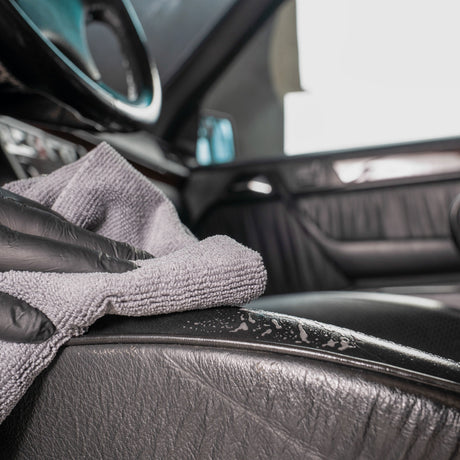 Detailing1 COLOURLOCK Leather Cleaner (Mild) — zwarte leren zijwang nawrijven met een microvezeldoek