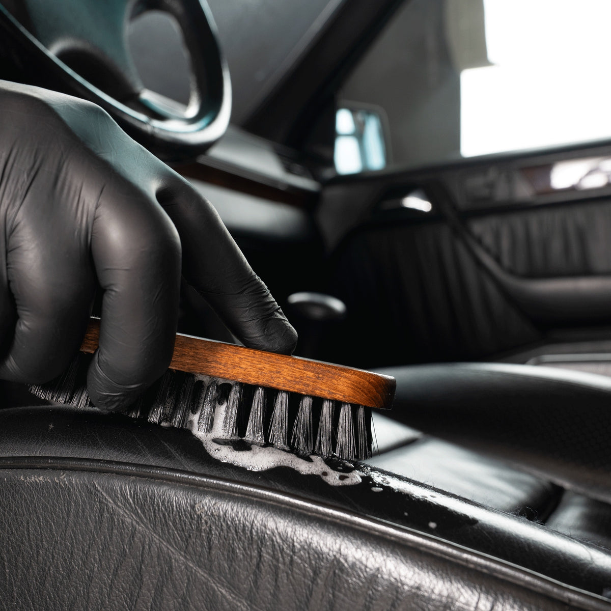 Detailing1 COLOURLOCK Leather Cleaning Brush — Reinigung eines schwarzen Ledersitzes