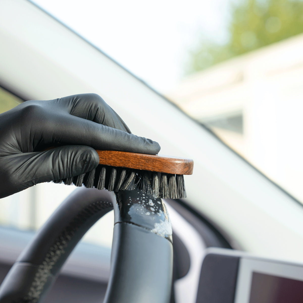 Detailing1 COLOURLOCK Leather Cleaning Brush — Reinigung eines Lenkrads