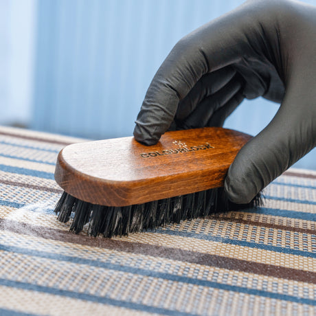 Detailing1 COLOURLOCK Leather Cleaning Brush — Reinigung eines gestreiften Textilpolsters