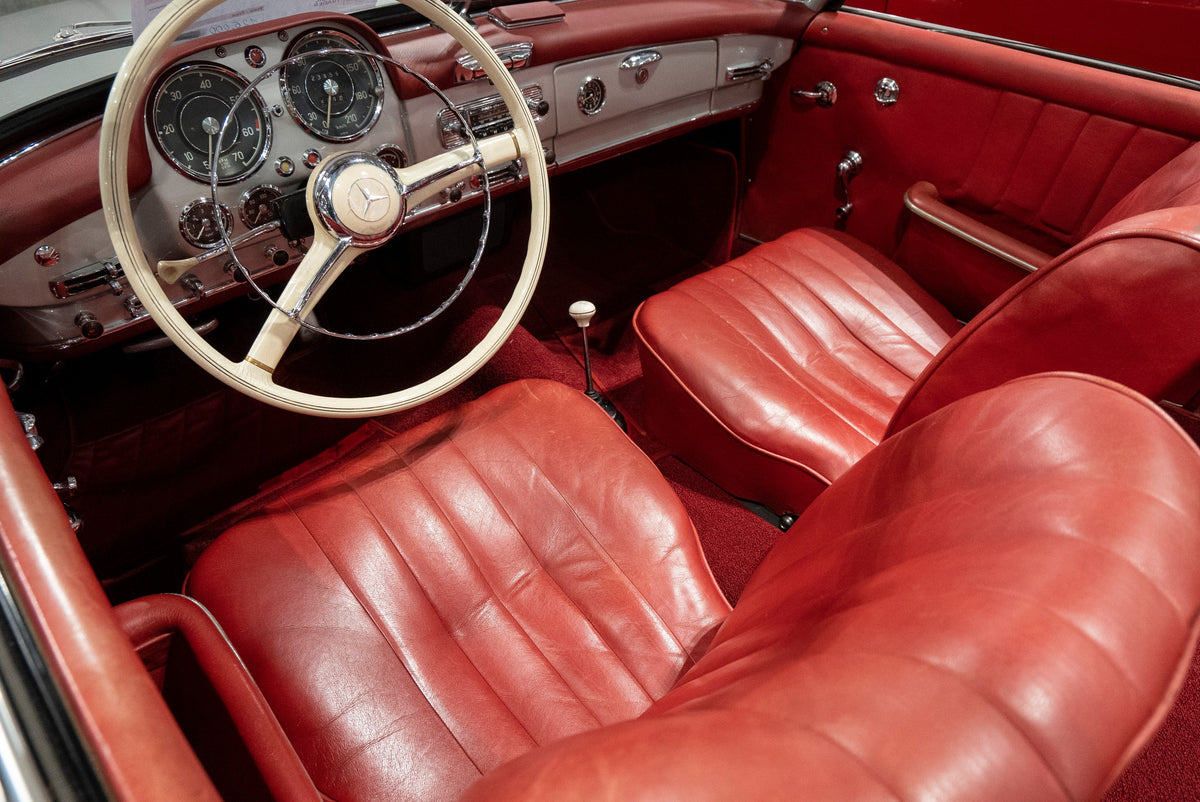 Detailing1 COLOURLOCK Cabrio-Lederpflege — rote Ledersitze im offenen Mercedes-Benz 190 SL