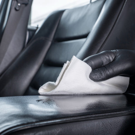 Detailing1 COLOURLOCK Smooth Leather Care Set — Leather Care met een doek op de schone armsteun aanbrengen