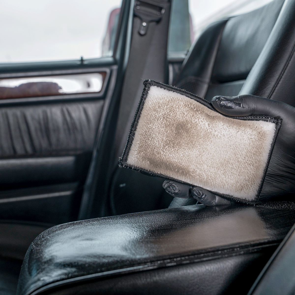 Detailing1 COLOURLOCK Smooth Leather Care Set — de pad laat het losgekomen vuil van de armsteun zien