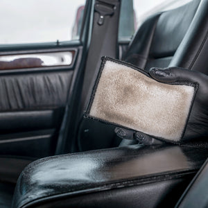 Detailing1 COLOURLOCK Smooth Leather Care Set — de pad laat het losgekomen vuil van de armsteun zien