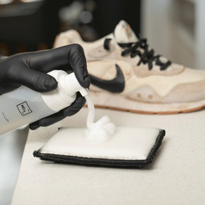 Detailing1 COLOURLOCK Sneaker Cleaner Set — reinigingsschuim op de pad, met de vuile sneaker erachter