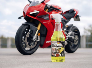 TUGA Chemie Biker's Super-Teufel 1L Sprühflasche mit gelbem Reiniger vor Ducati Panigale V4 in Rosso Corsa