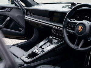 Frisch gepflegtes Innen-Kunststoff im Porsche 911 Cockpit mit satten matten Oberflächen ohne Glanz