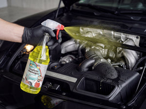 Teufels-Reiniger wird mit Nitrilhandschuh auf Porsche 911 Motorraum-Abdeckung aufgesprüht
