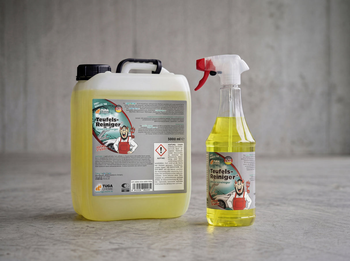 TUGA Chemie Teufels-Reiniger 5 Liter Kanister und 1 Liter Sprühflasche nebeneinander auf Betonvorplatz